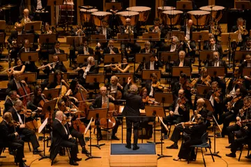 Thierry Fischer rege a Orquestra na Sala São Paulo.