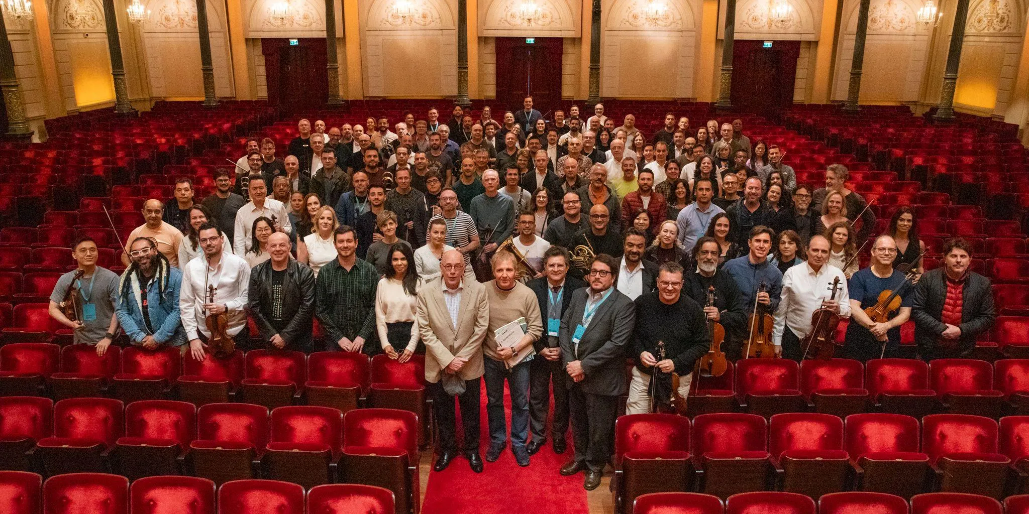 Orquestra, equipe técnica e administrativa e diretores no Concertgebouw (Foto: Laura Manfredini)