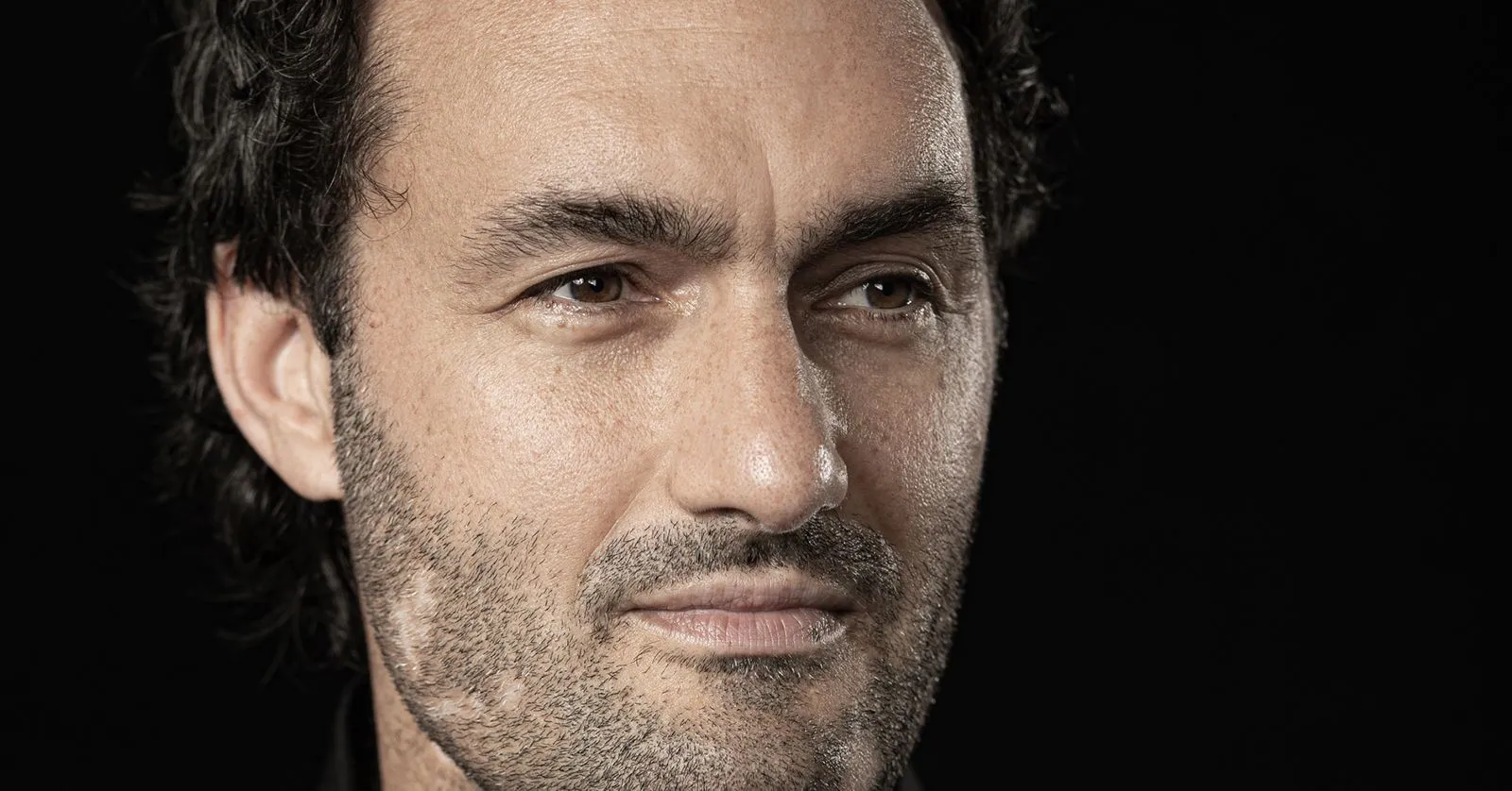 Thomas Blunt é um homem branco, de cabelos castanhos.