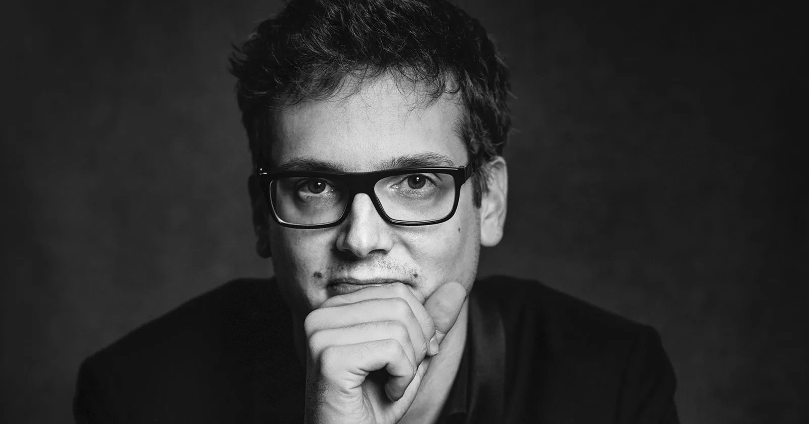 Pierre-Fabien Roubaty é um homem branco, de cabelos castanhos e óculos.