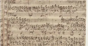 A imagem mostra uma partitura.