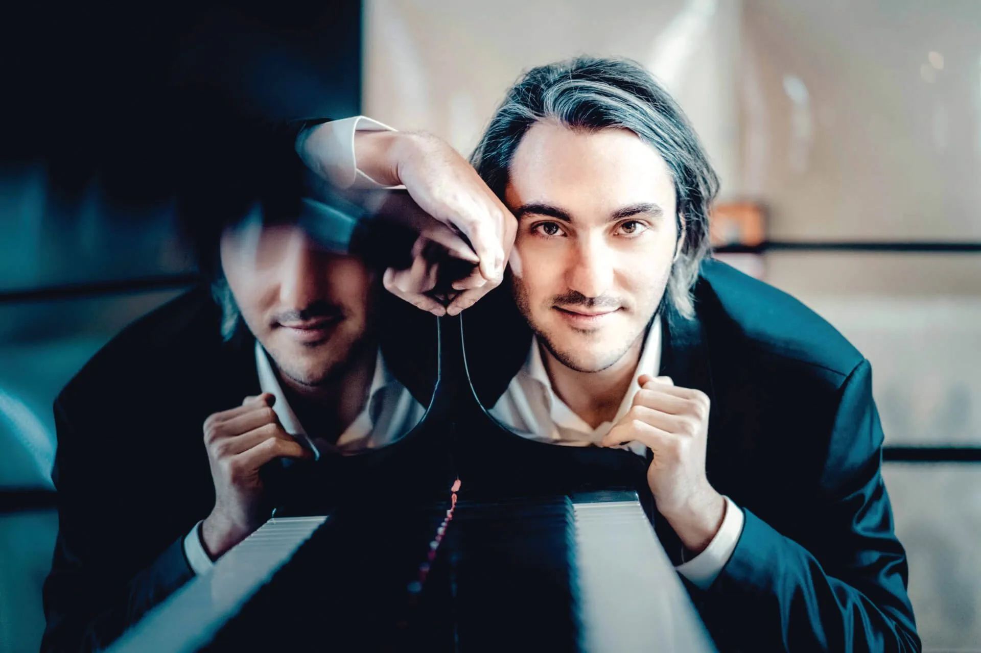 Alexander Gadjiev é um homem branco, de cabelo longo castanho.