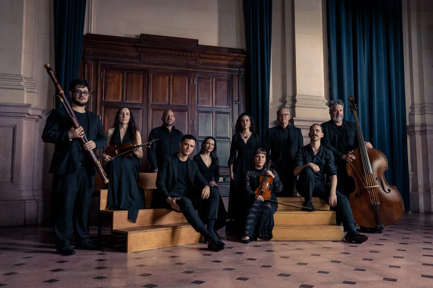 A imagem mostra os músicos que tocarão neste recital sentados em um espaço da Estação Motiva Cultural.