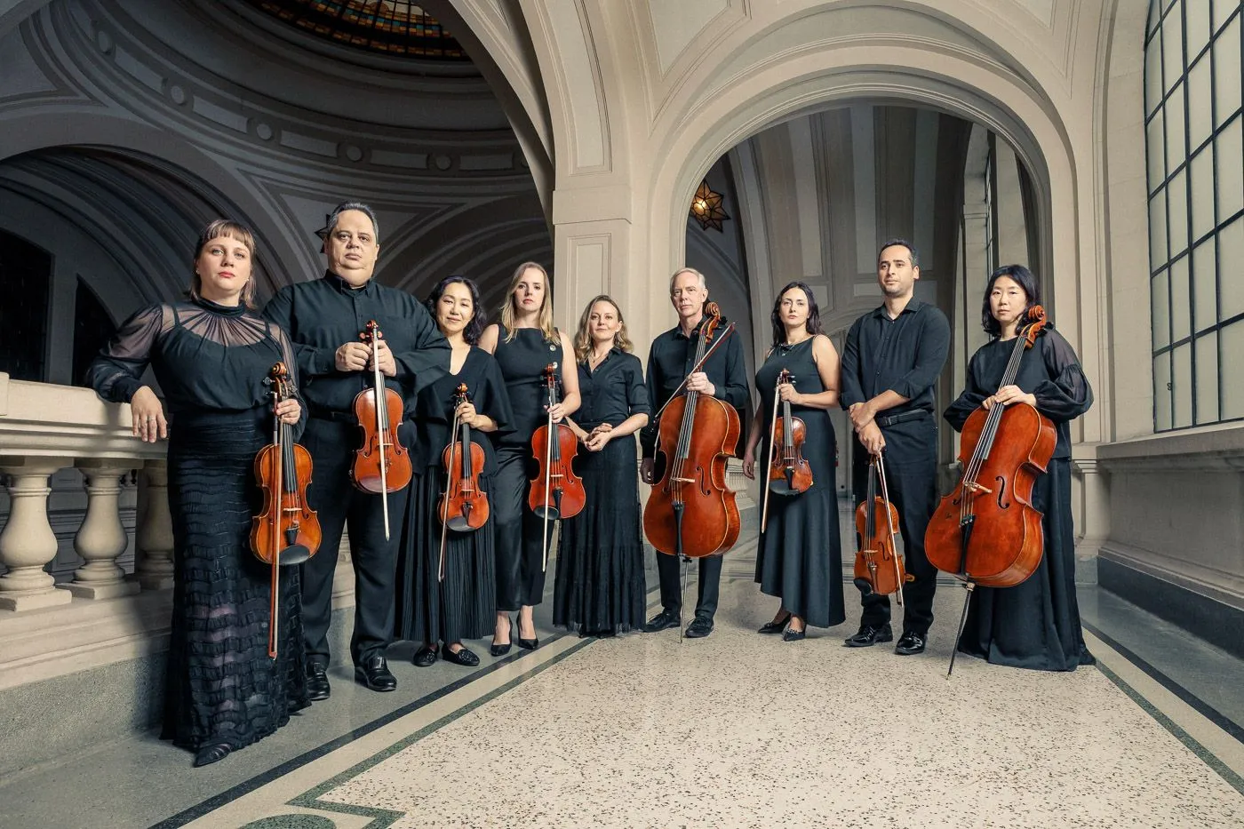 A imagem mostra os músicos que tocarão neste recital se pé, segurando seus instrumentos.
