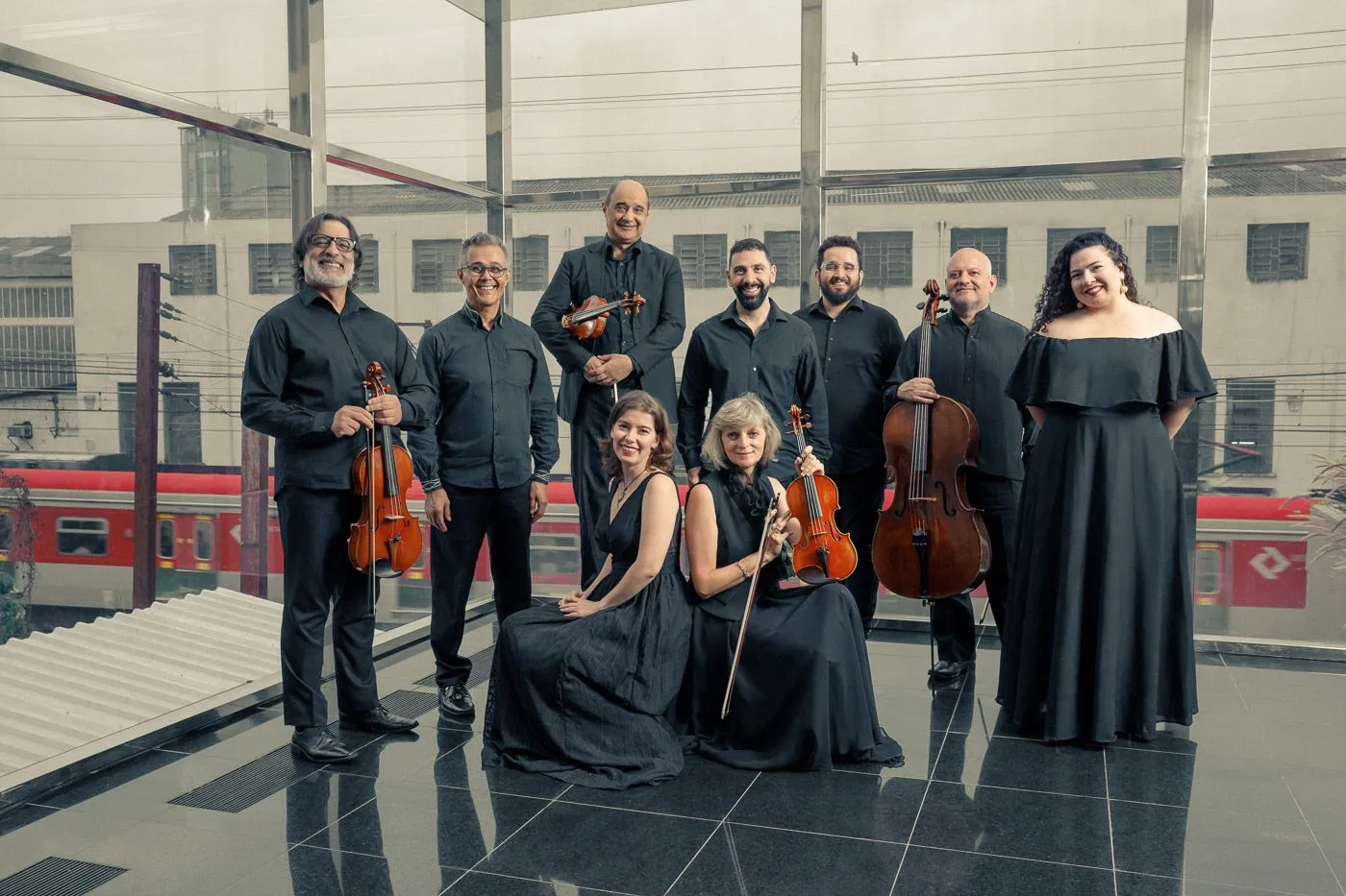 A imagem mostra os músicos que tocarão neste recital ocupando a entrada da Estação Motiva Cultural.