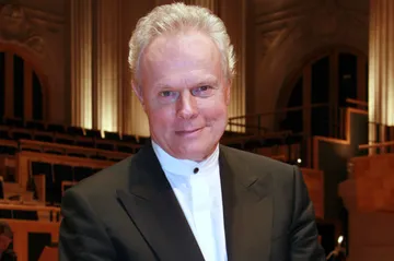 Yan Pascal Tortelier é um homem branco, de cabelos brancos.