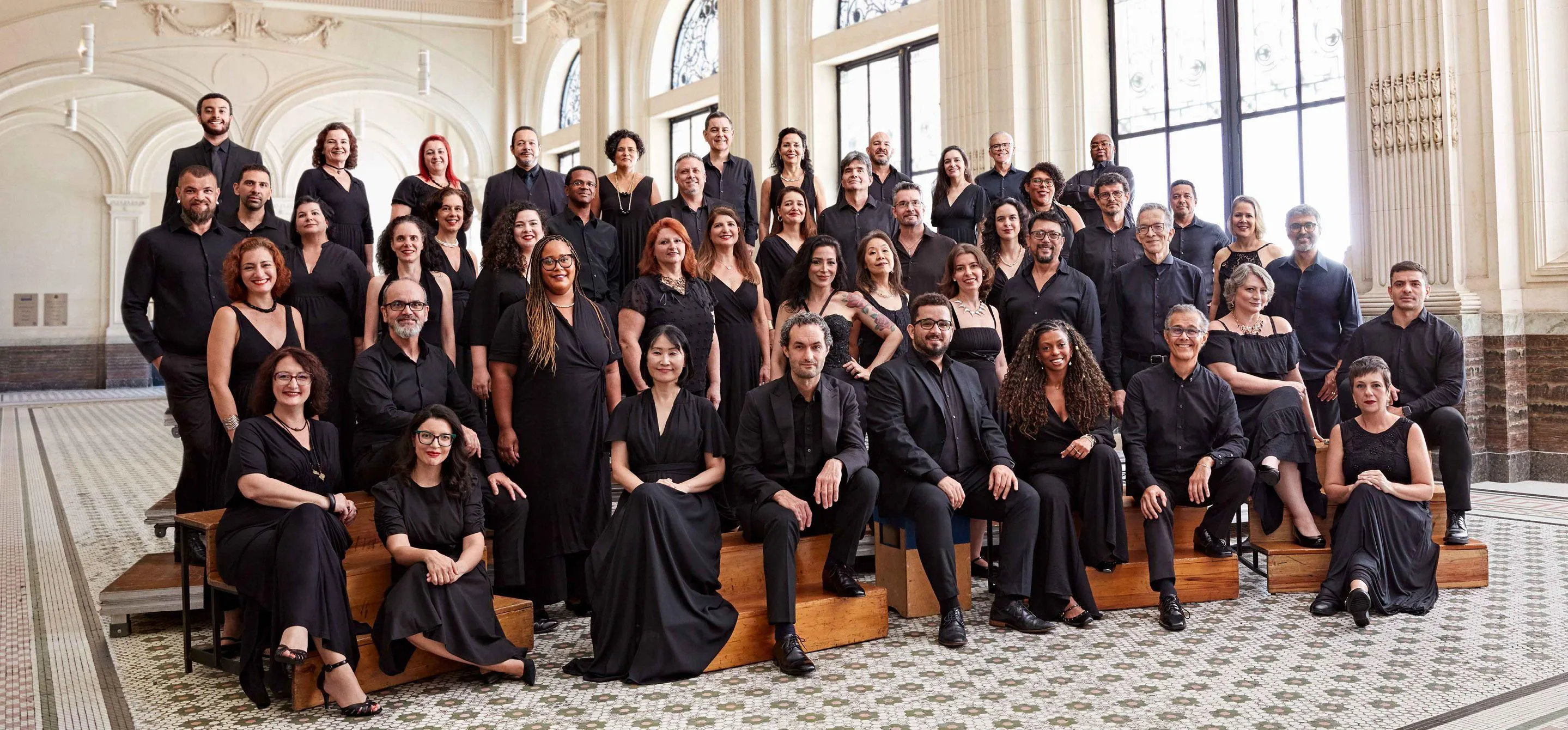 Os músicos do Coro estão posicionados no salão da Sala São Paulo.