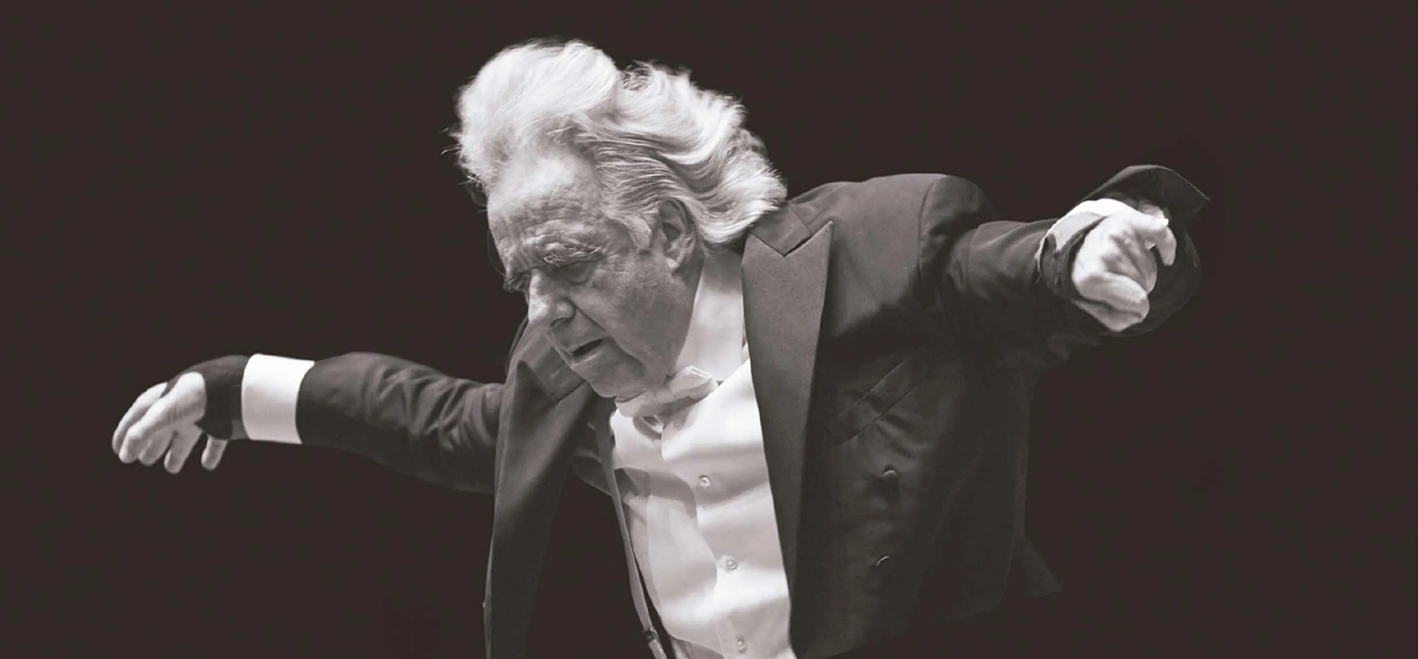 Foto em preto e branco do maestro João Carlos Martins.