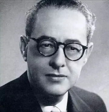 Souza Lima é um homem branco, de óculos redondos com armação preta.