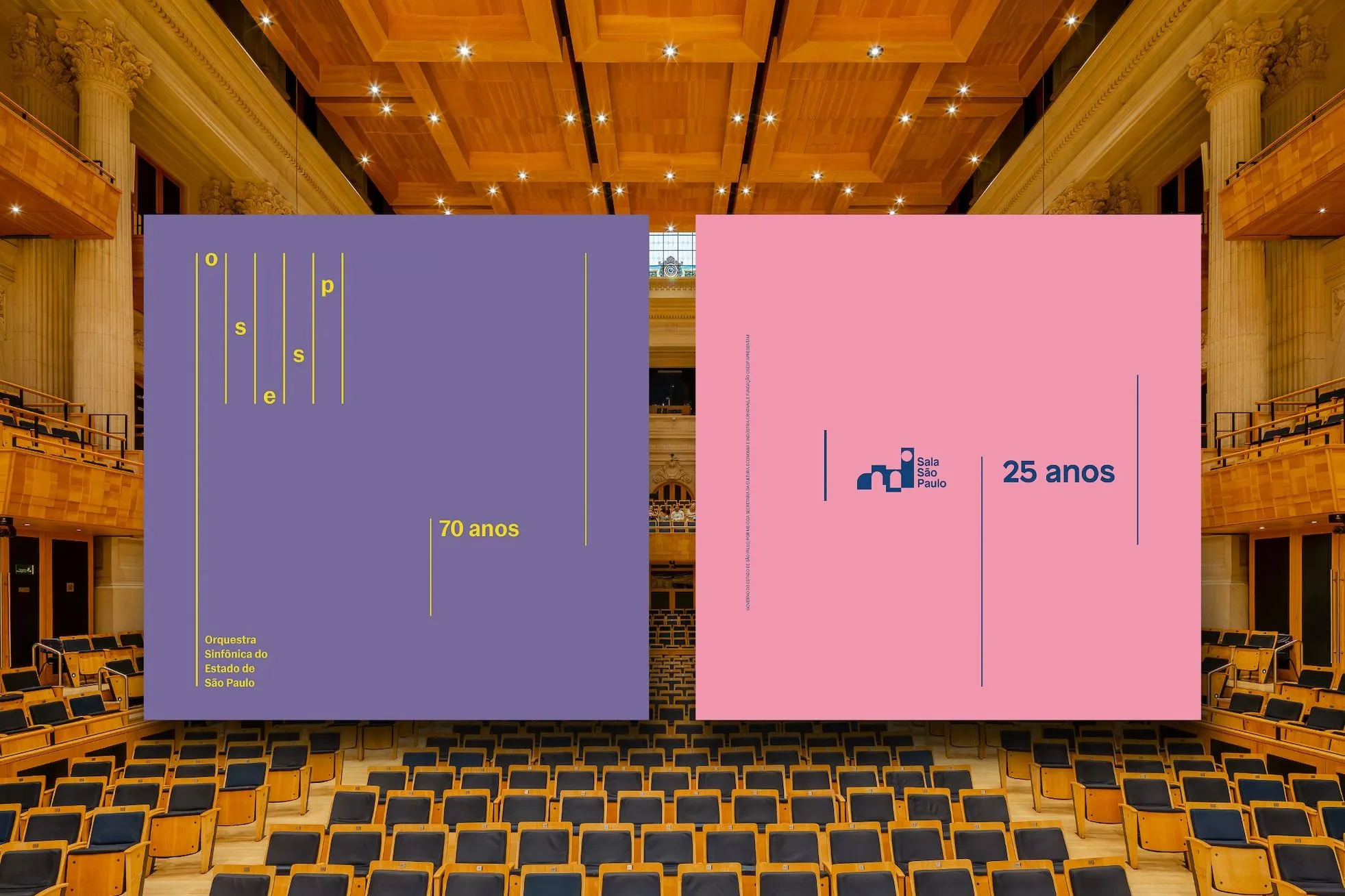 Os músicos da Orquestra estão na Sala de Concertos da Sala São Paulo. Todos vestem preto e estão segurando seus instrumentos.