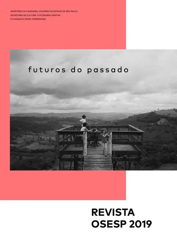 A foto em preto e branco mostra três crianças em um deck de madeira de frente para montanhas.