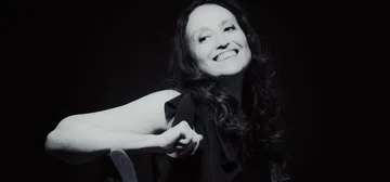 Foto em preto e branco de Sonia Rubinsky, mulher adulta, branca, de cabelos compridos e escuros.