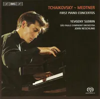Capa do CD "Tchaikovsky - Medtner " com foto de Yevgeny Sudbin, homem branco de cabelos curtos e castanho, tocando piano.