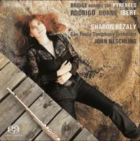 Sharon Bezaly, flautista, está deitada no chão com as mãos sobre a barriga. Ela tem cabelo ruivo e veste camisa e calça pretas.