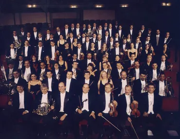 Músicos da Orquestra posam para foto na plateia do Theatro São Pedro.